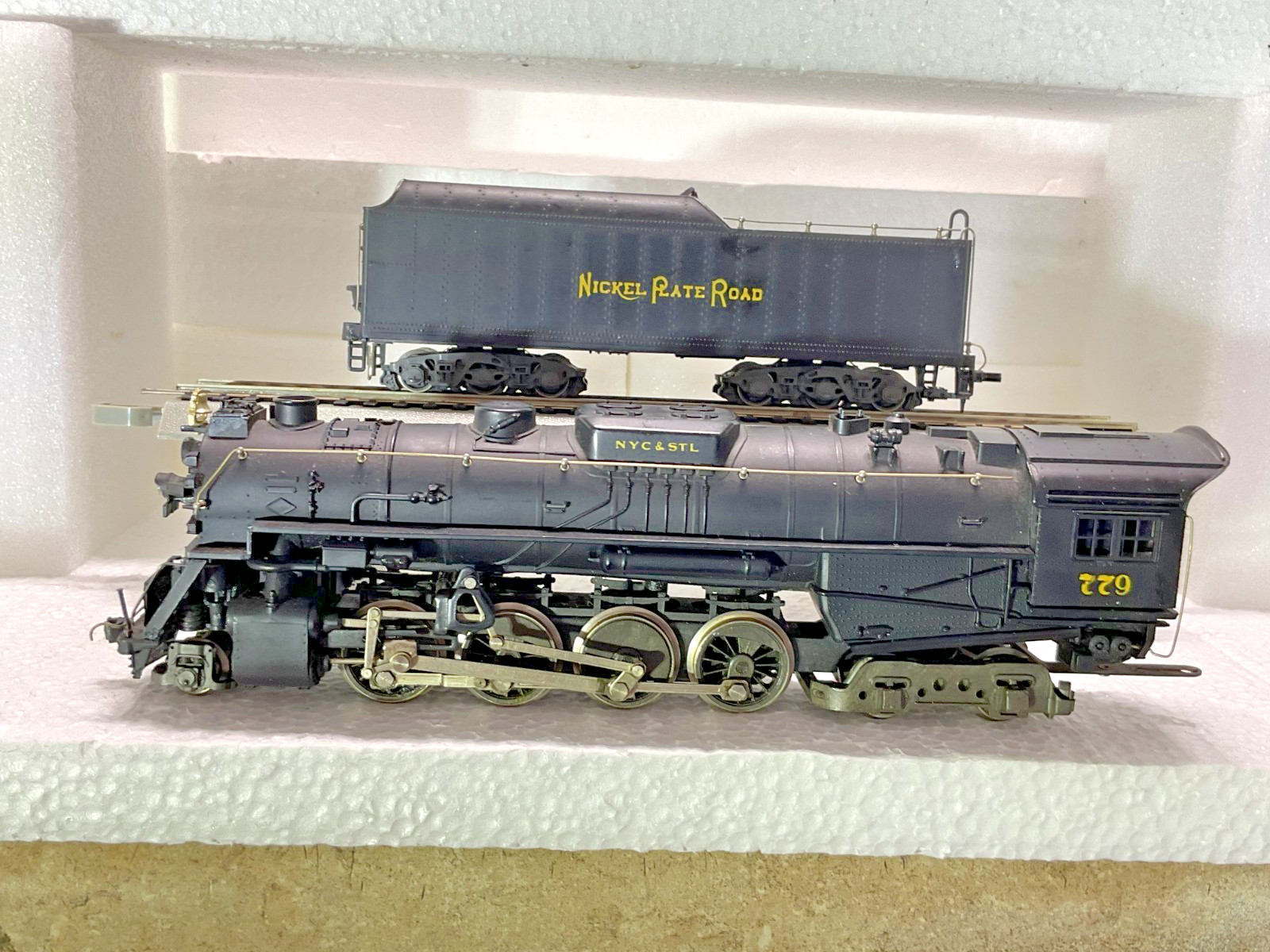 Rivarossi HO 2-8-4 Berkshire steam locomotive Nickel Plate Road 6 passenger cars