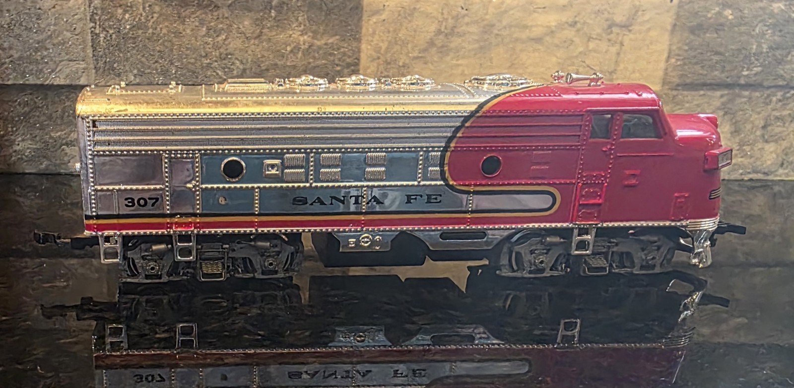 Santa Fe 307 HO Diesel Locomotive Red Silver Plastic Model Train Engine