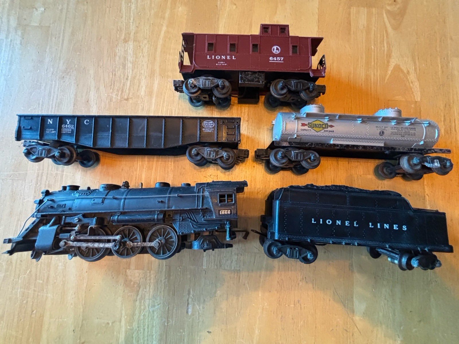 VTG Lionel 1666 Locomotive W/Whistling Tender And Tanker , Caboose, Coal Car