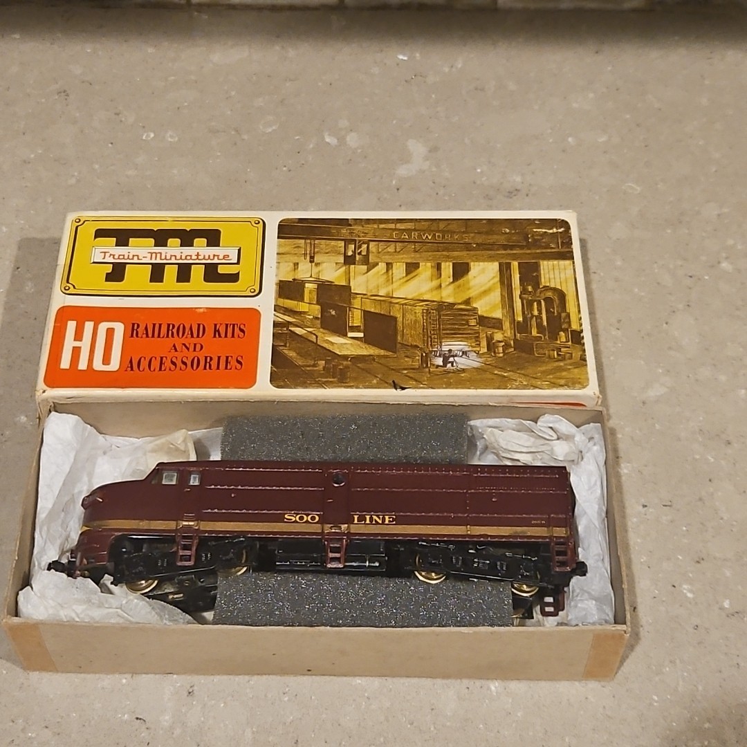 Train Miniature TM HO Custom Paint Soo Line Powered Alco FA-1 Locomotive (READ)