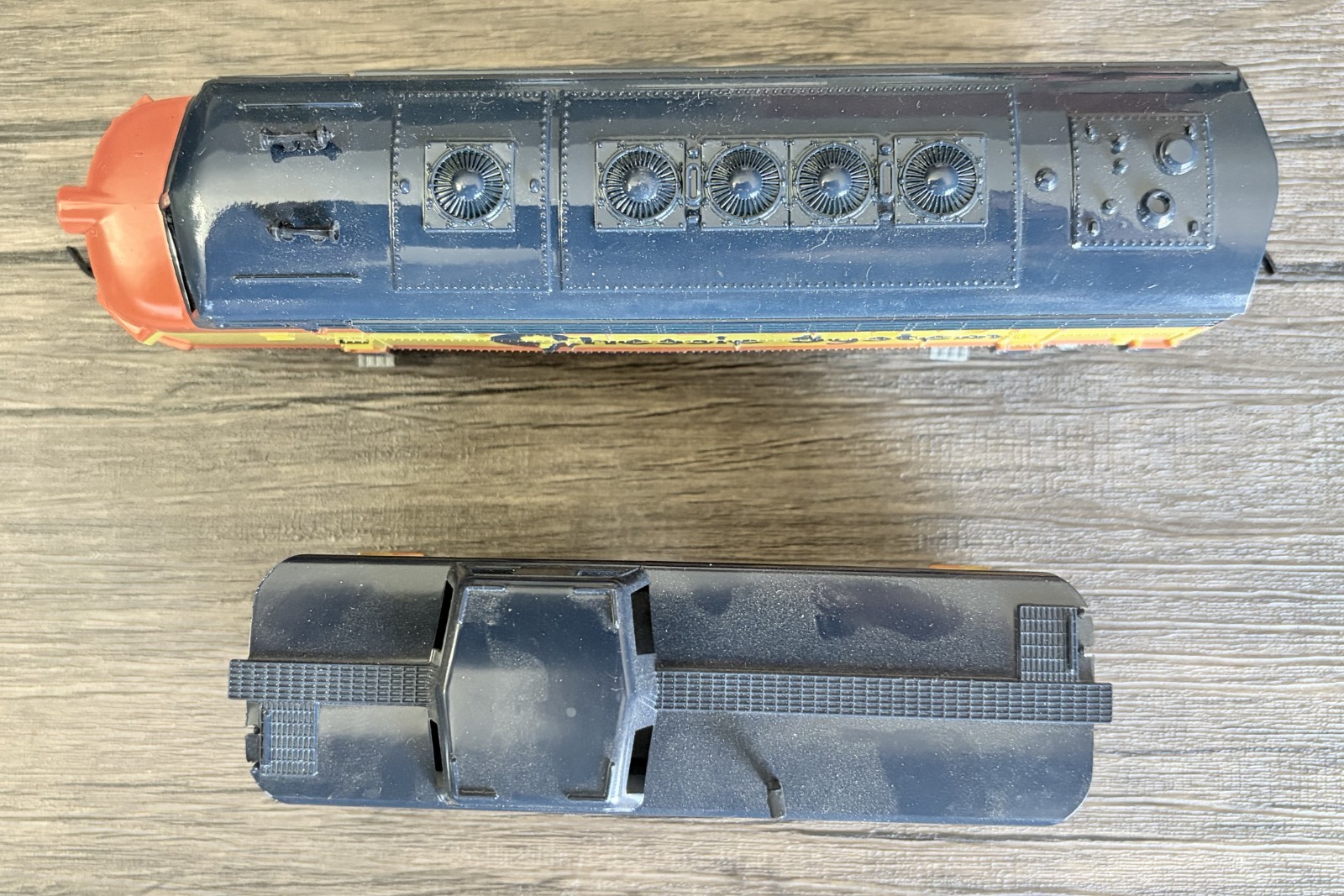Vintage TYCO HO Scale Chessie System Locomotive with Matching Caboose #261.03