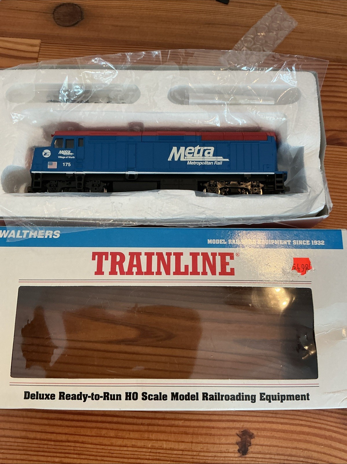 WALTHERS TRAINLINE HO EMD F40Ph CHICAGO METRA LOCOMOTIVE #175 VILLAGE OF WORTH