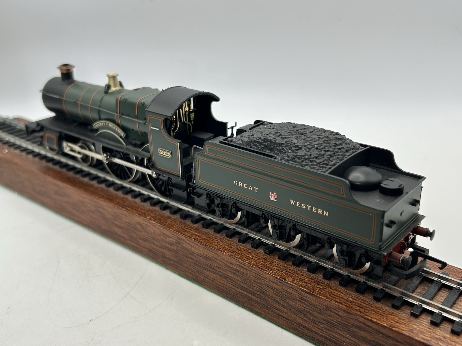 OO Hornby R584 GWR County Class 4-4-0 Steam Locomotive ‘County Of Denbigh’ – VG