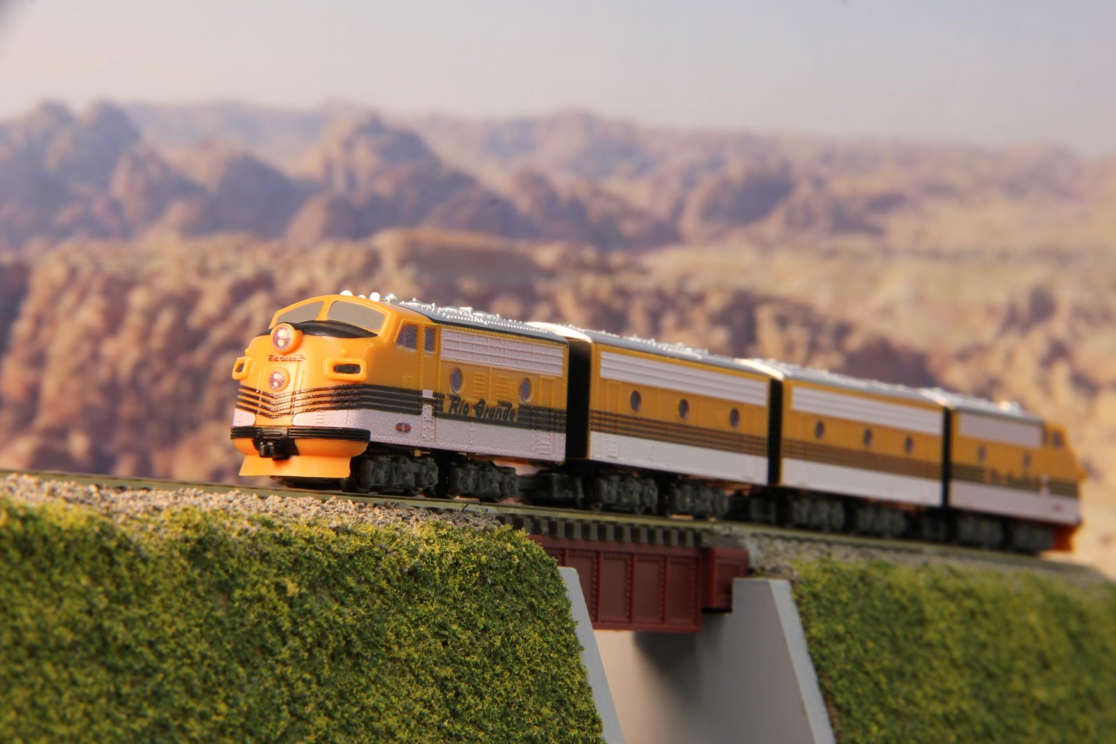 Rokuhan Z Gauge Z Scale ST012-3 Shorty EMD F7 D RGW Diesel Locomotive Japan