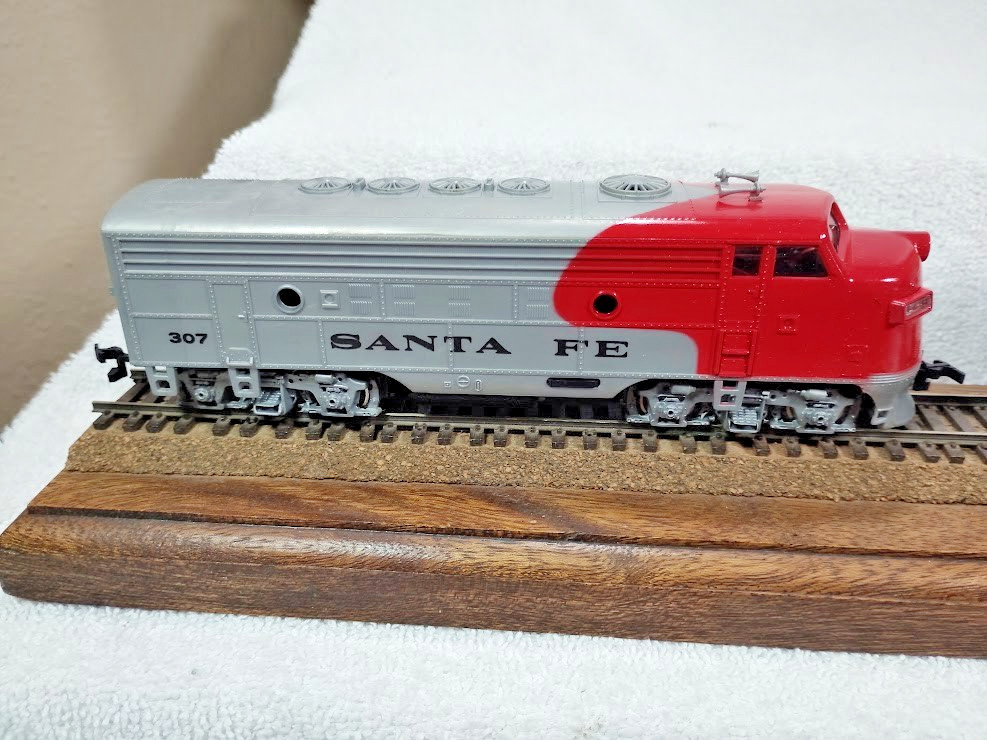 HO Scale Bachmann Diesel Locomotives Auto-Train 4000 & Santa Fe 307 (Need Work)