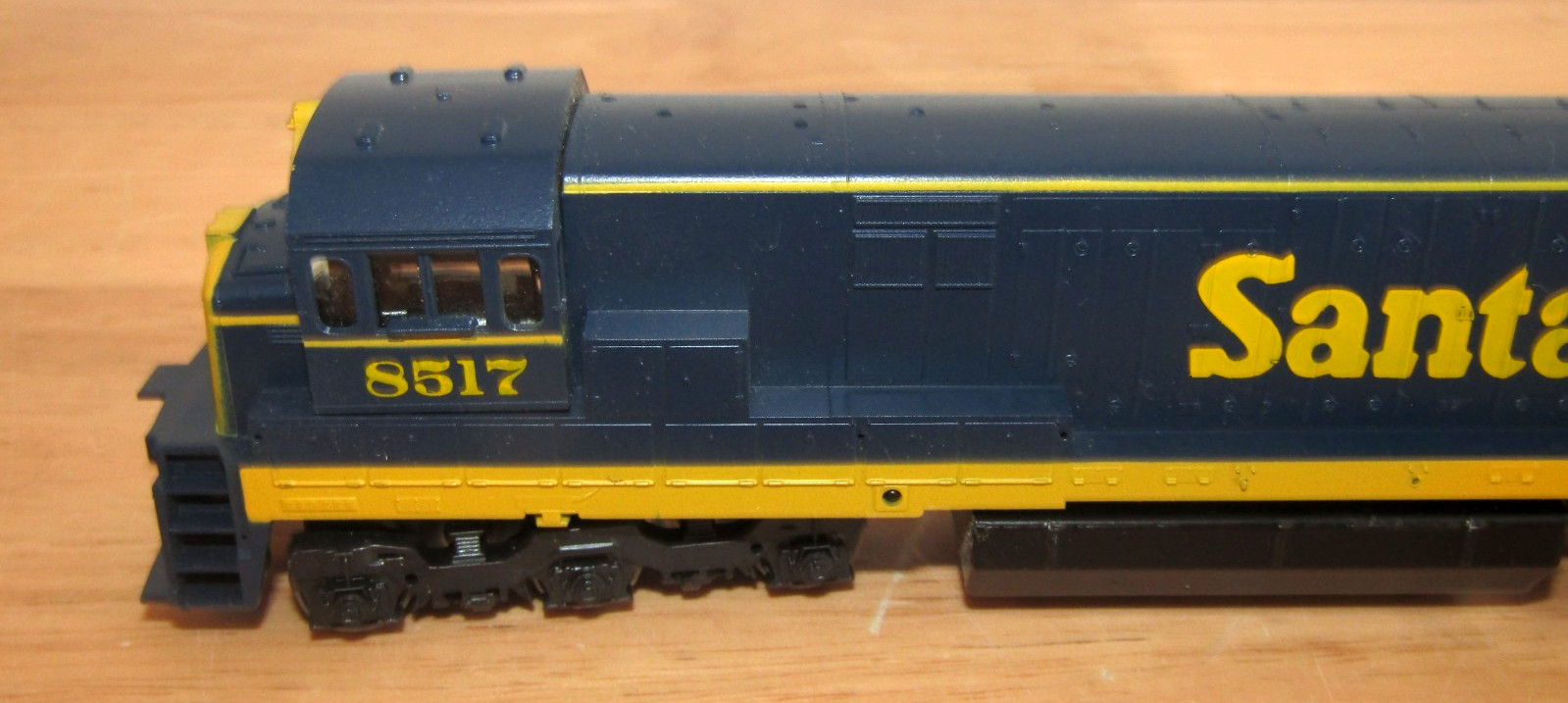 Athearn HO 3501 Santa Fe U33-C Powered Locomotive 8517