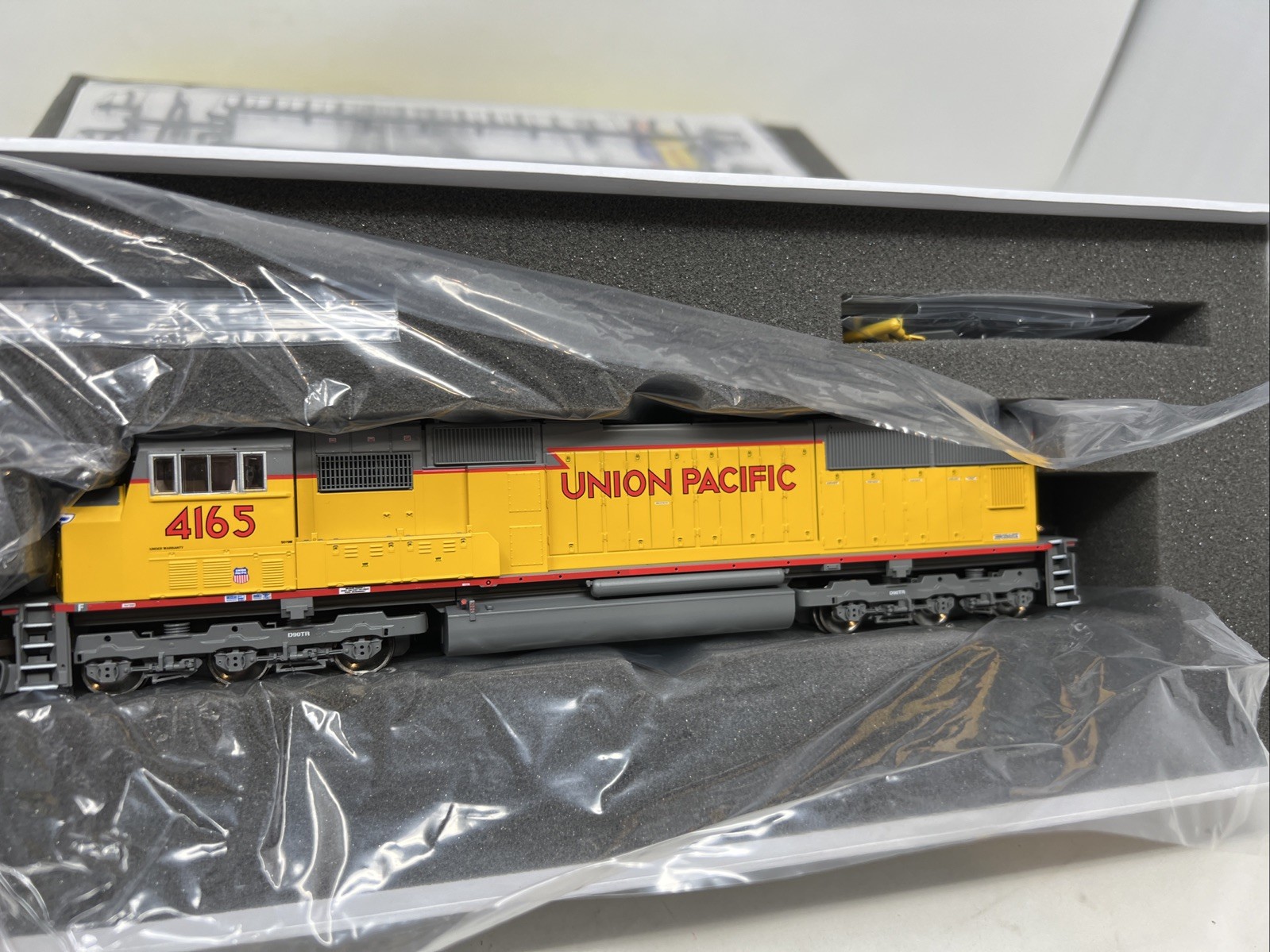 GENESIS HO SCALE 0G6153 UNION PACIFIC SD70M DIESEL ENGINE #4165