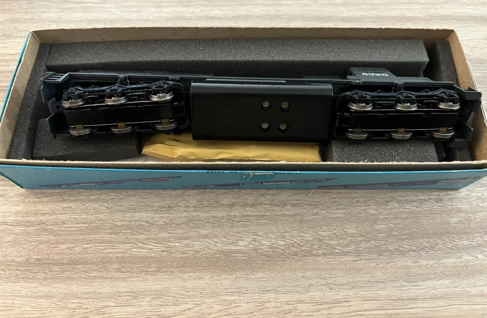 HO Scale Athearn Southern Pacific SD40T-2 Diesel Locomotive #8326 w/Light