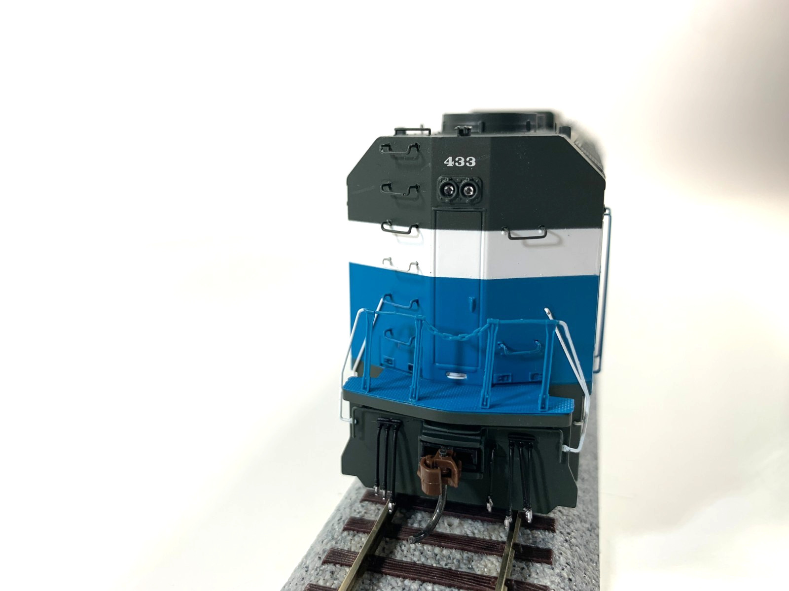 Athearn Genesis ATHG25262 Great Northern Big Sky F45 Diesel #433, HO scale