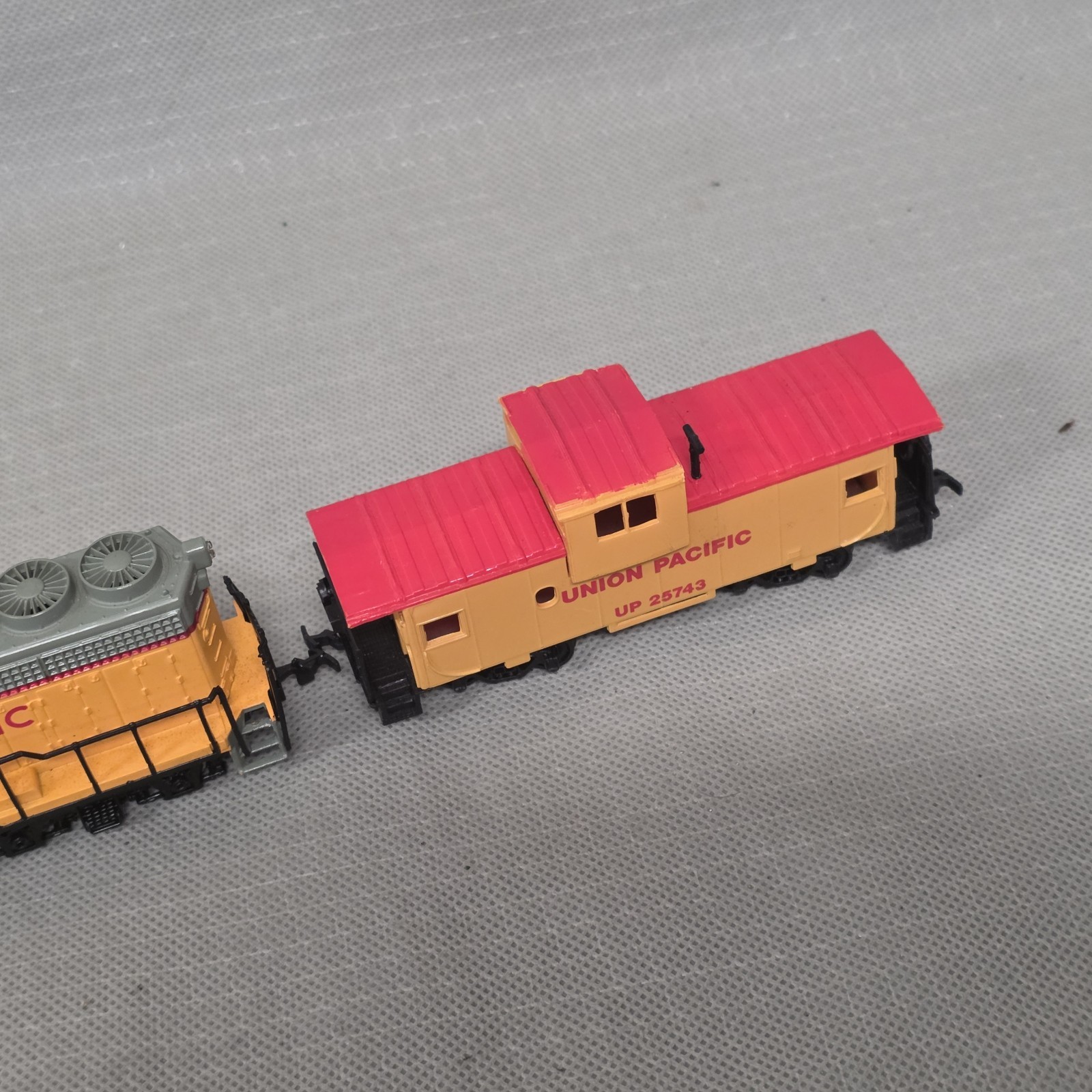 Lot of Bachman Union Pacific Diesel Locomotive 866 HO + Caboose More Cars Train