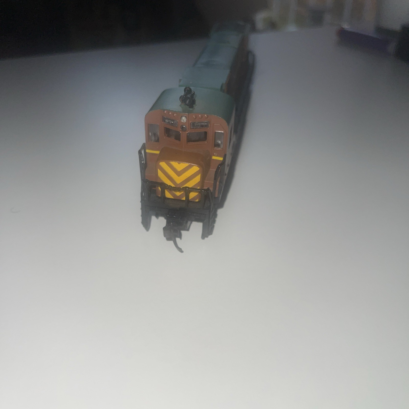 HO Scale Eerie Mad River GP38 Diesel Locomotive #877 – Brown/Green