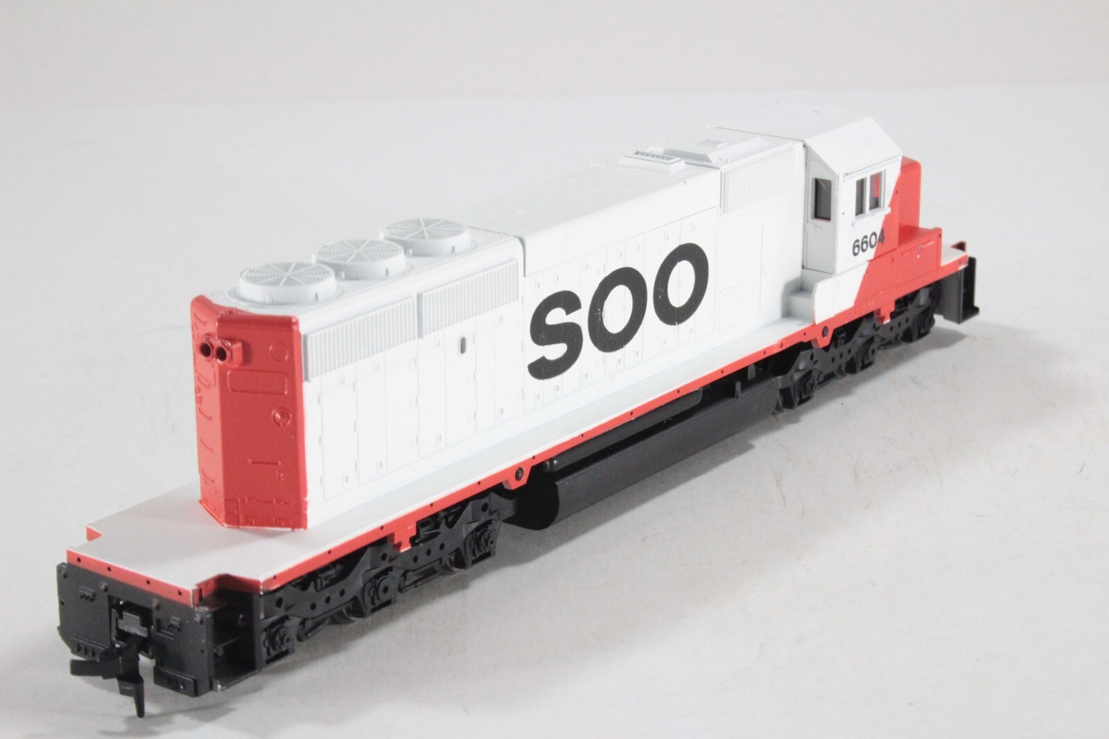 HO Athearn “Blue Box” Soo Line SD40-2 Powered Locomotive All-Whl Pkp Brs Fly New