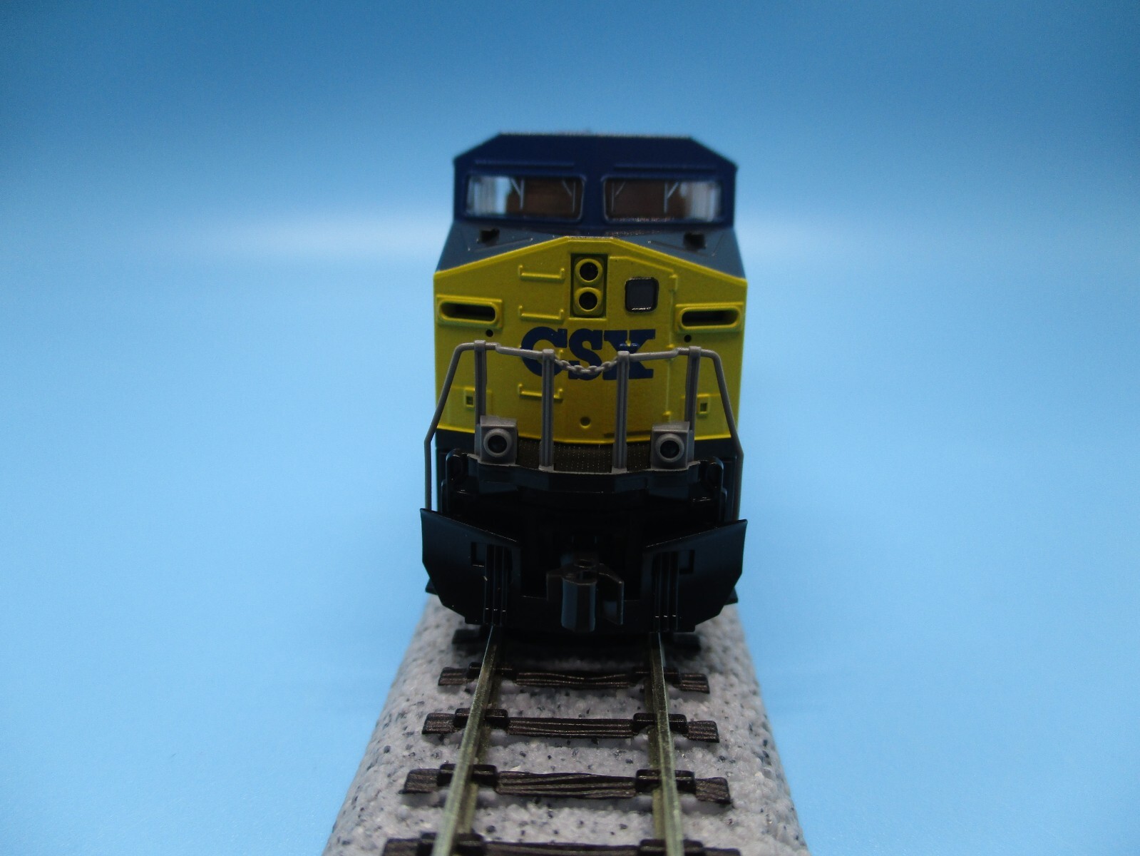 KATO N SCALE LOCOMOTIVE – AC4400CW – CSX #77 – DC/DCC READY – 176-7043 – NEW!