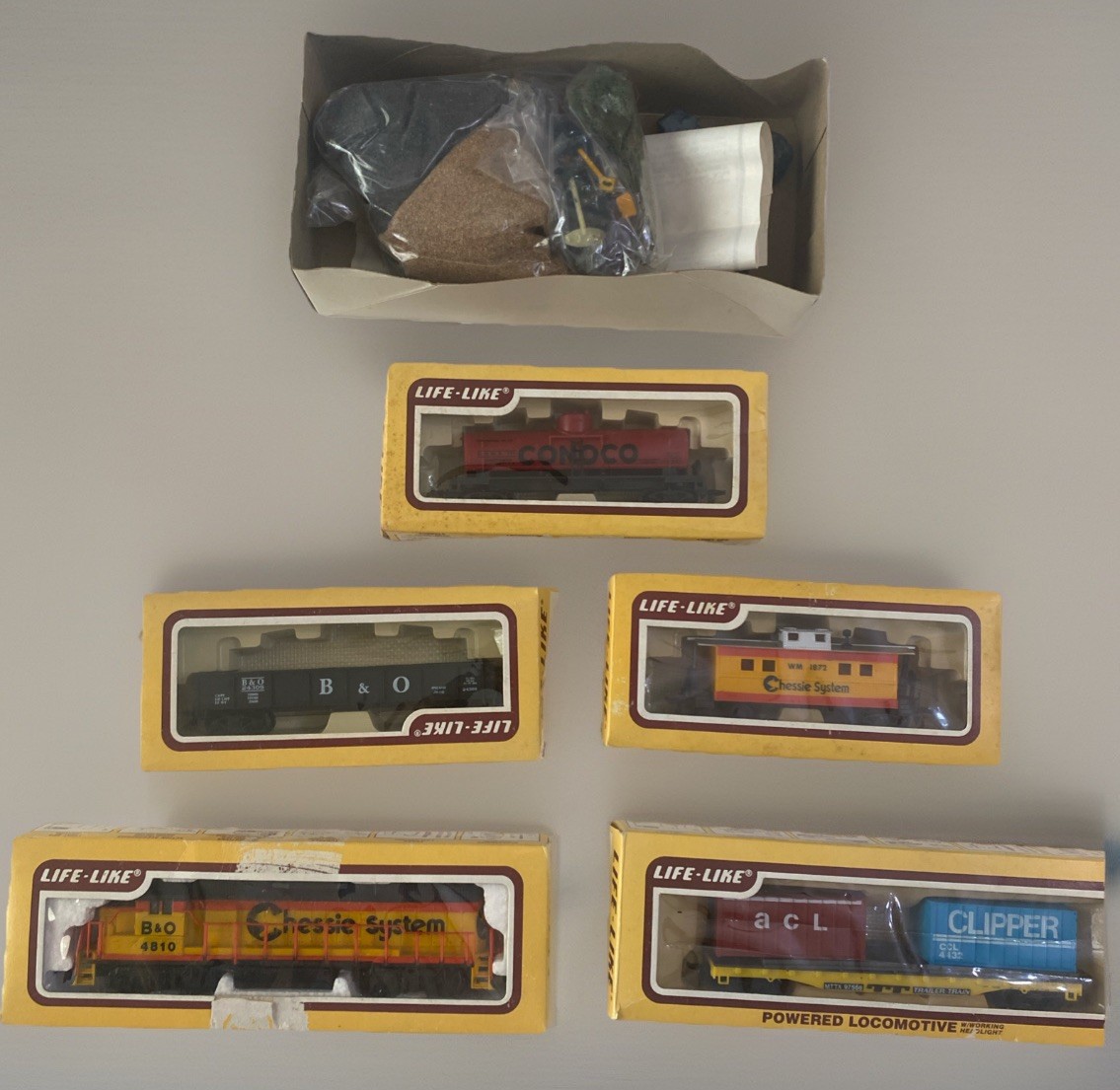 Vintage Life-Like Chessie System B&O 4810 Train Locomotive & 4 Cars in Boxes