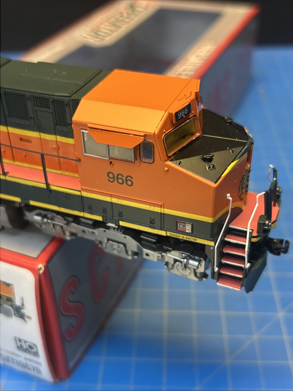 Scale Trains HO BNSF #966 H1 Scheme C44-9W DCC & Sound SXT10679 Appears Unused