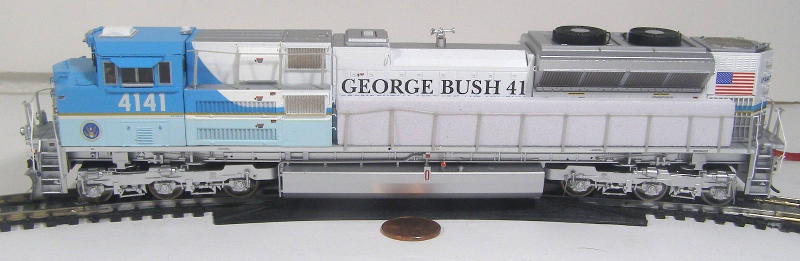 Athearn HO Model RR Diesel Locomotive w/Sound Genesis Bush 4141 SD7OACE TZA