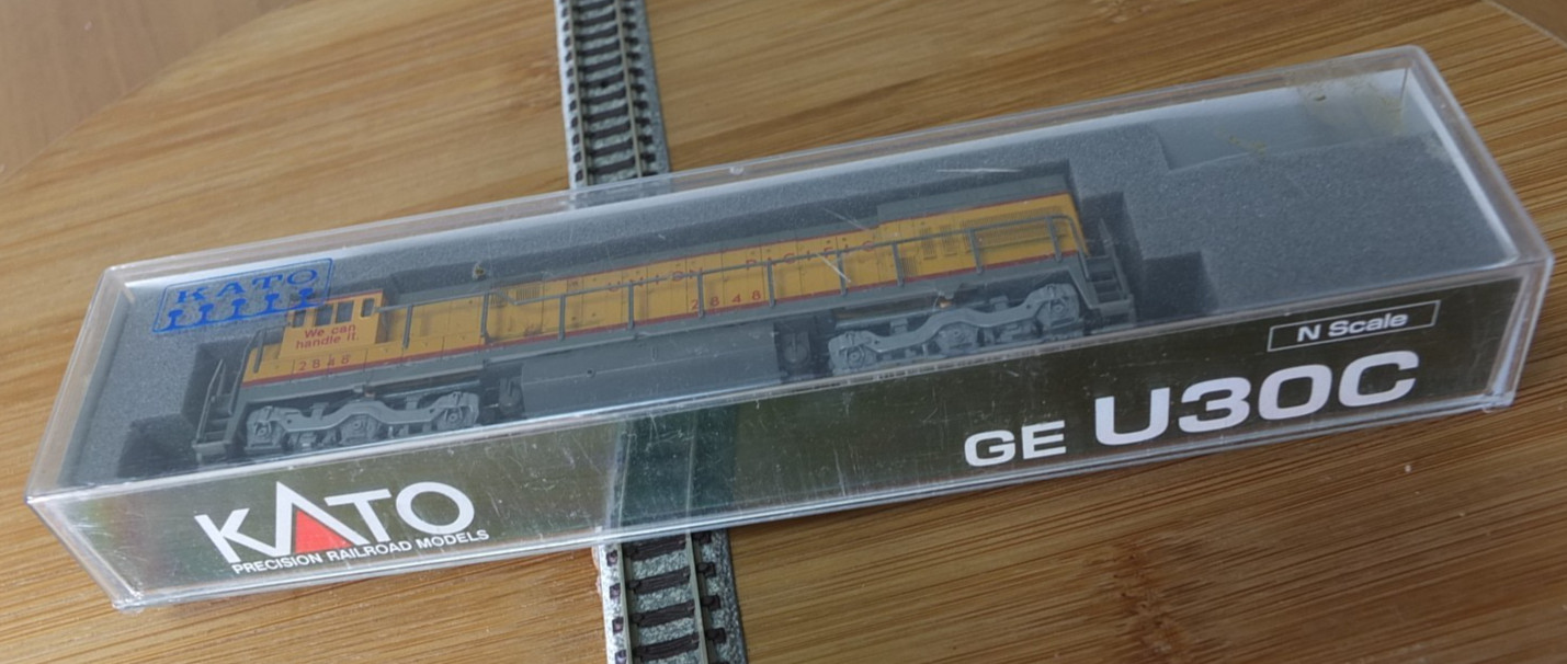 Kato 176-0933 N Gauge GE U30C diesel loco in Union Pacific livery