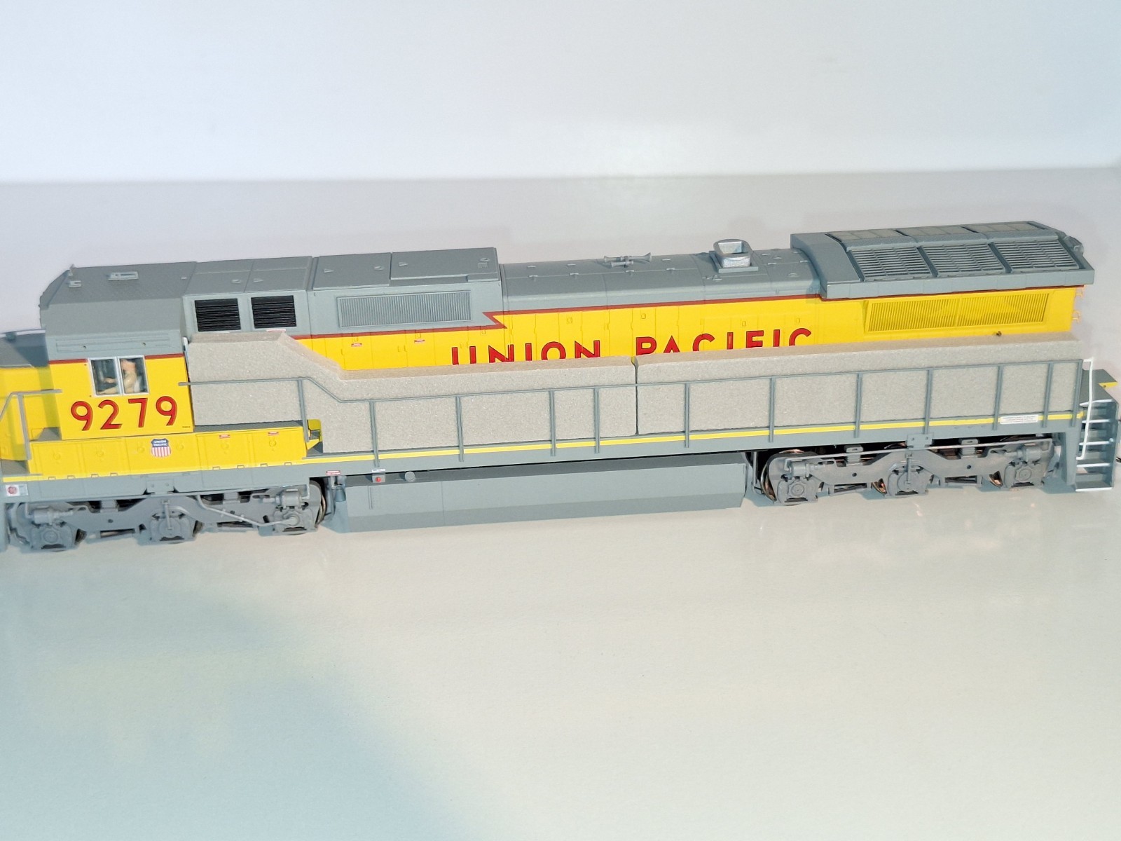 Atlas 9664 DCC & QSI Sound, Union Pacific Dash 8-40C. As New cond. HO scale.Box