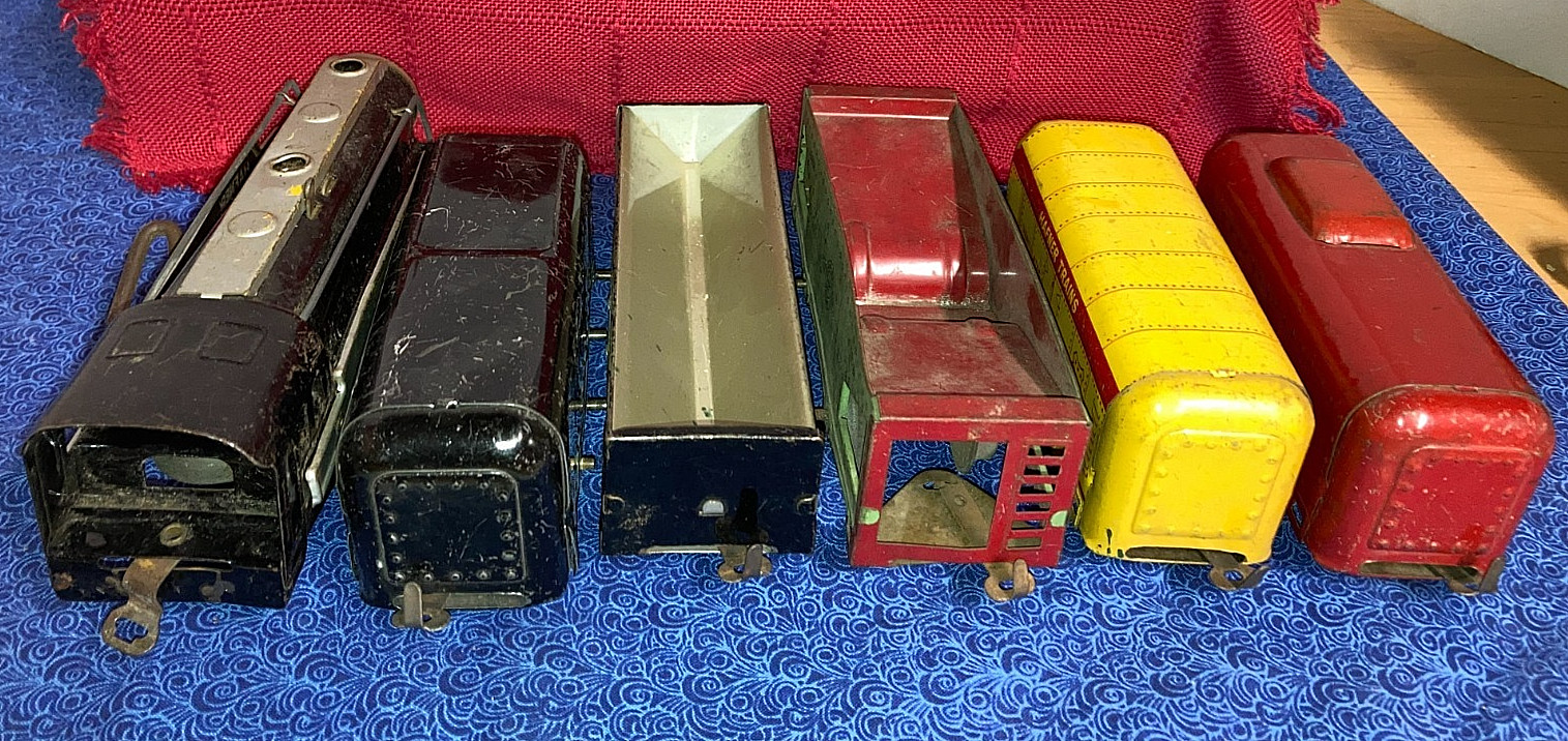 Hafner O Gauge Clockwork Loco #1010 with Key , Tender, 3 Freights & Caboose Runs