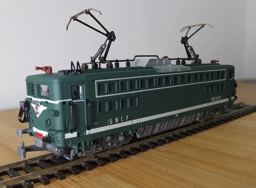 Jouef 8362 HO gauge SNCF BB 25500 electric loco in green livery