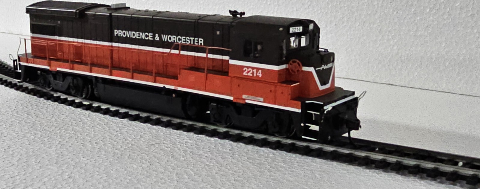 Providence & Worcester HO Diesel Locomotive 2214 Red Black White Painted