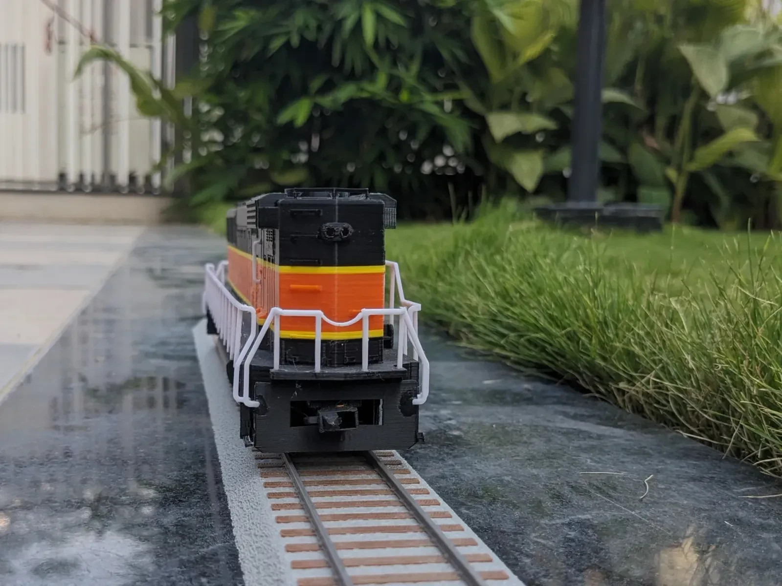 S‑Scale GP60AB Locomotive – Strong Plastic Model w/ Auto Coupler & Bogies