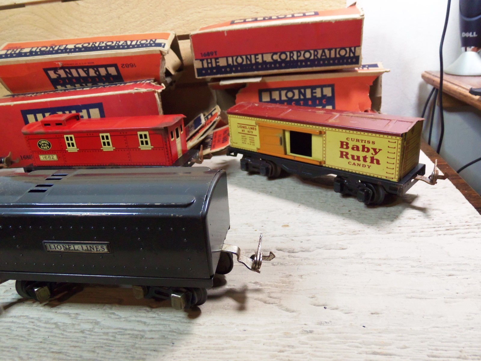 Vintage O 27 Lionel Lines 1688 Loco, Tender with 1679, 1680, and 1682 Tin Cars
