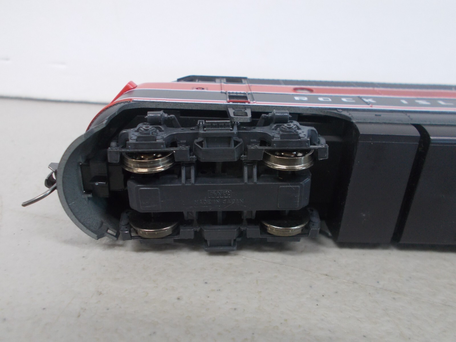STEWART/KATO-#8530-ROCK ISLAND-F3A PHASE 11 POWERED-LOCOMOTIVE-LOT A-HO SCALE