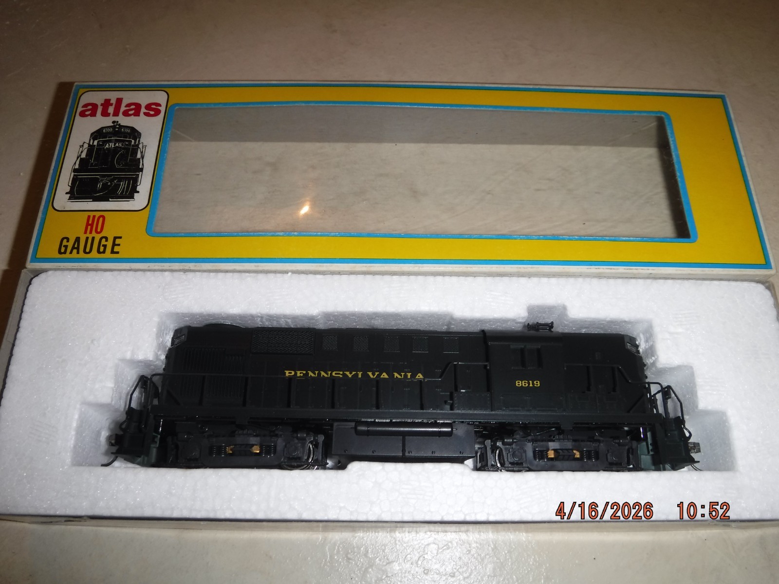 ATLAS (KATO BUILT) HO RS-11 PENNSYLVANIA DIESEL LOCOMOTIVE #8619 – NOS NEW!