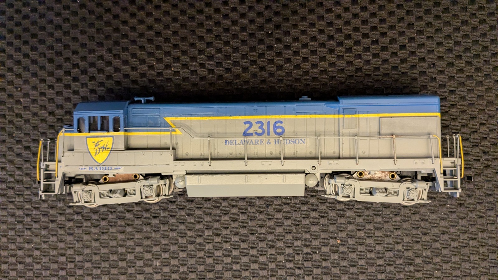 Athearn HO GE U33B Diesel, D & H #2316, runs good, light works