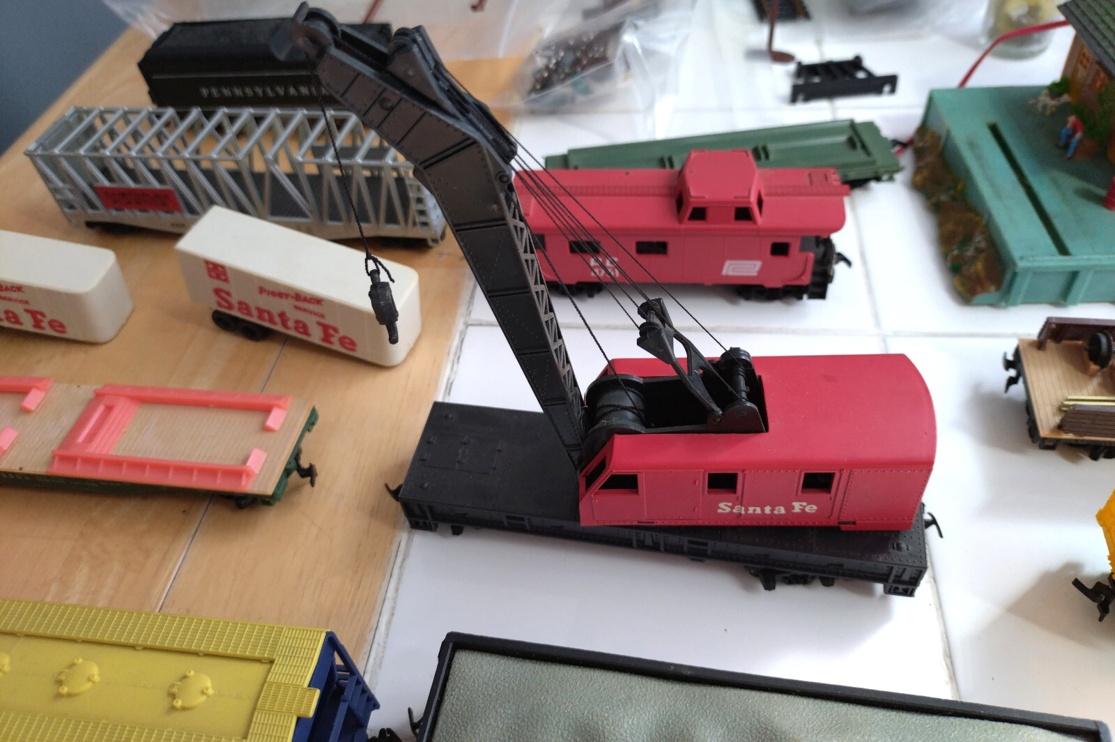 HO scale train start up, 1970’s, 2 locomotives, 12 cars, station + Very Clean