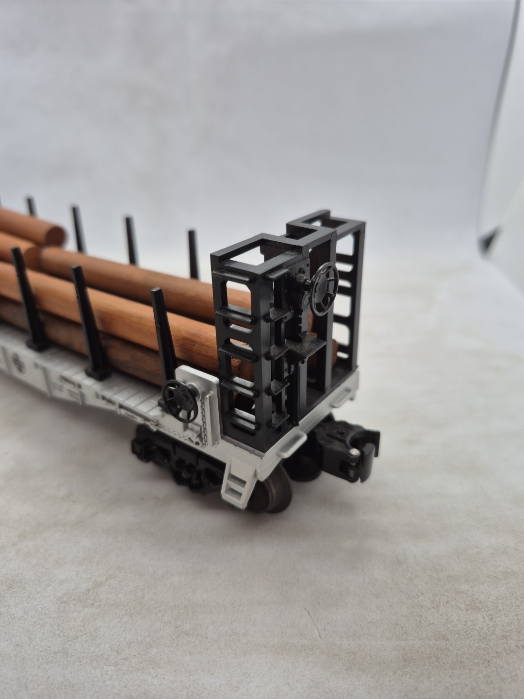 Lionel O Gauge ATSF #94283 Bulhead FLatcar w/Removable Stakes + Logs