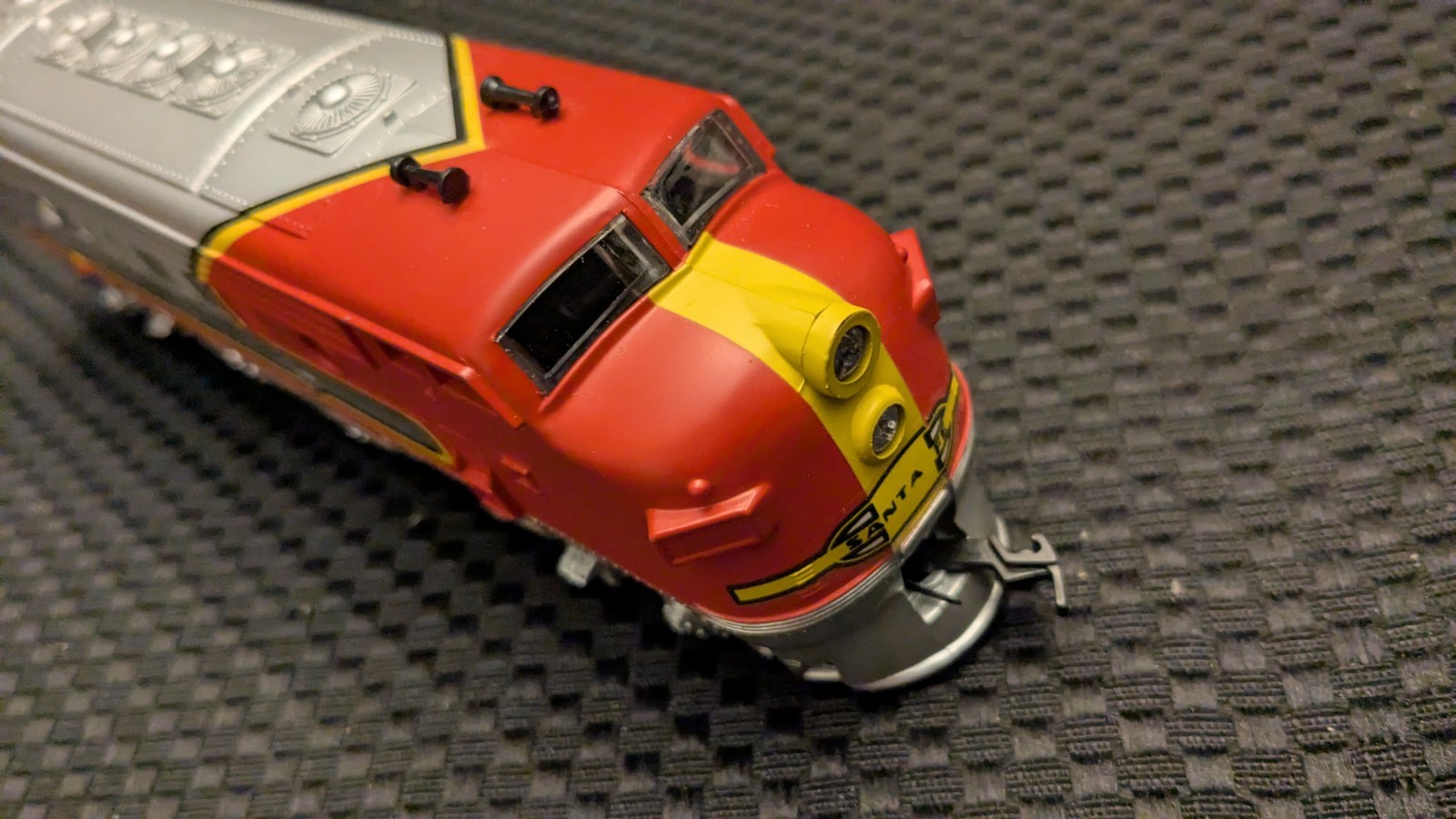 Life-Like HO F7 A Locomotive Santa Fe, LN, Runs real fast, pulls good too.