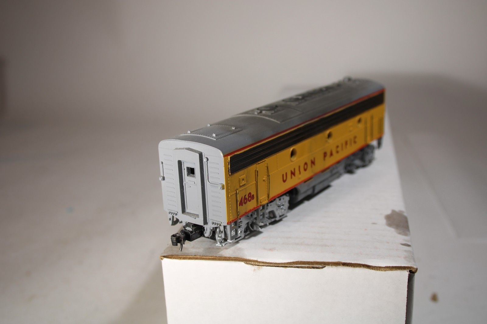 HO UNION PACIFIC 1468B Powered B Diesel Locomotive Yellow, Track Tested