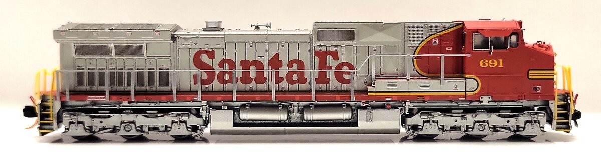 Scale Trains SXT31471 N Scale Santa Fe GE C44-9W Diesel Locomotive #691 EX/Box