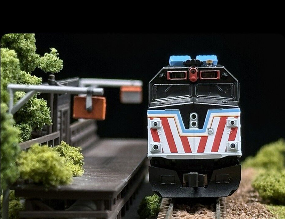 KATO N gauge 176-CHICAGO F40PH Chicago Metra #104 City of Chicago Special Paint