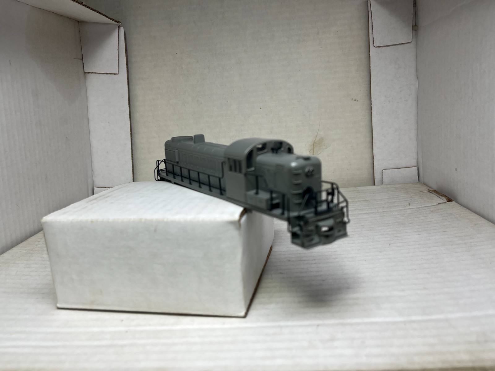 ATLAS / KATO HO 1/87 ALCO RS3/RSD4/5 UNDECORATED DIESEL BODY SHELL w HANDRAILS
