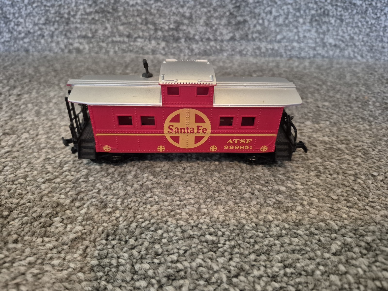 Mix Set of Atlas HO Model Railroad Engine and cars