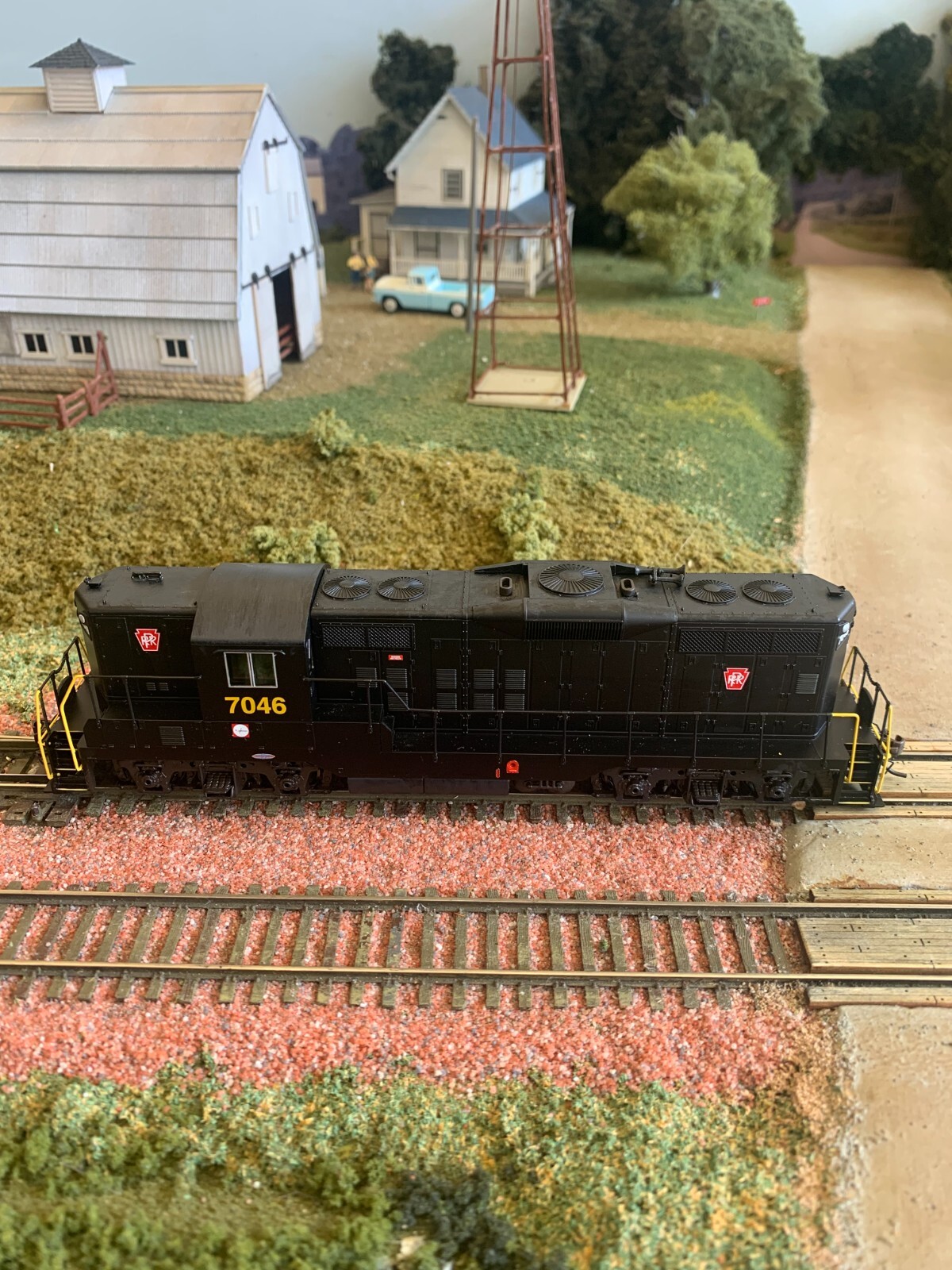 HO Bachmann GP9 DCC Onboard Pennsylvania 7046 Custom Finished. Item 62802. IOB.
