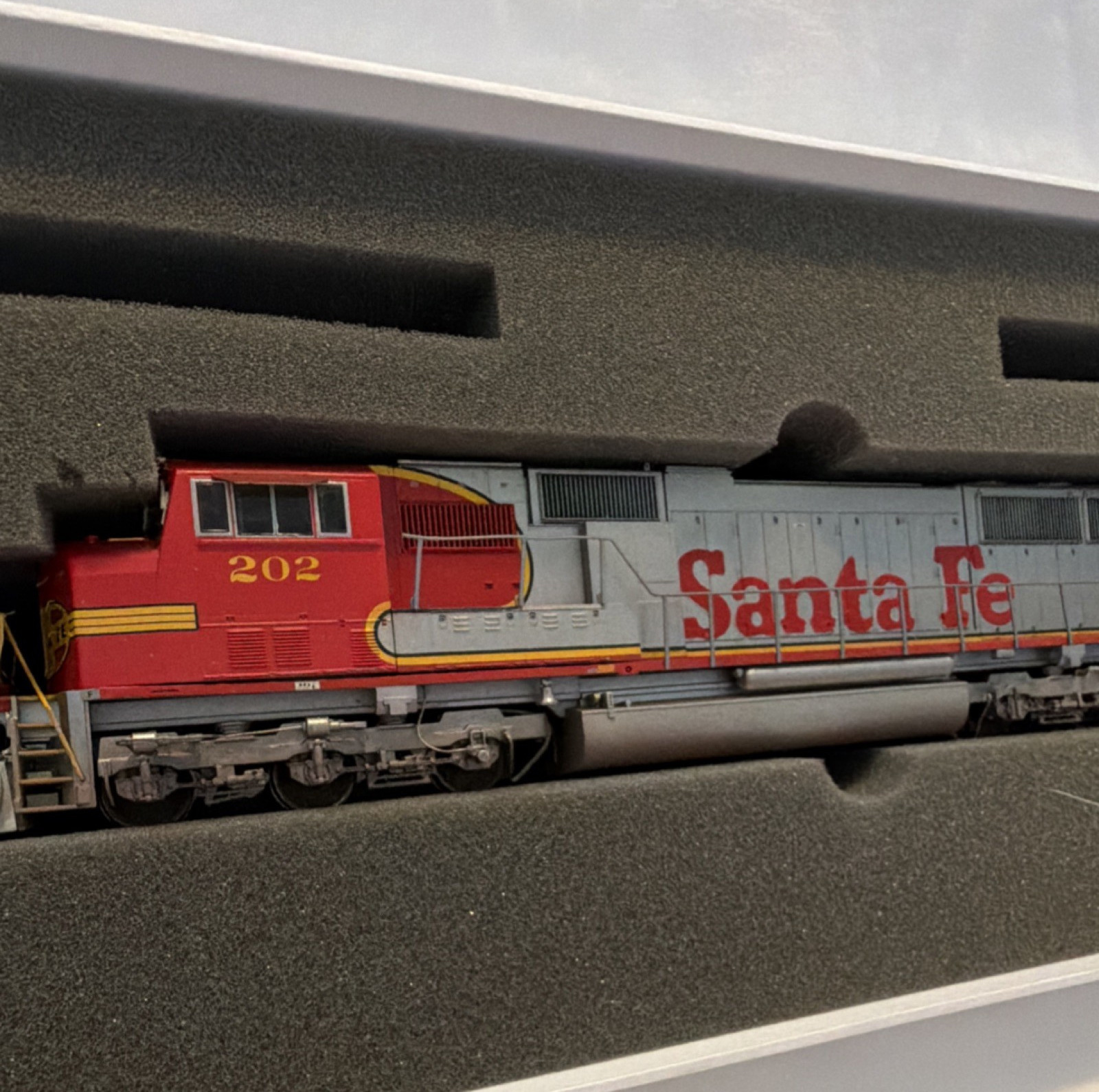 Athearn Genesis HO EMD SD75M Santa Fe Diesel Locomotive Analog DC G6137