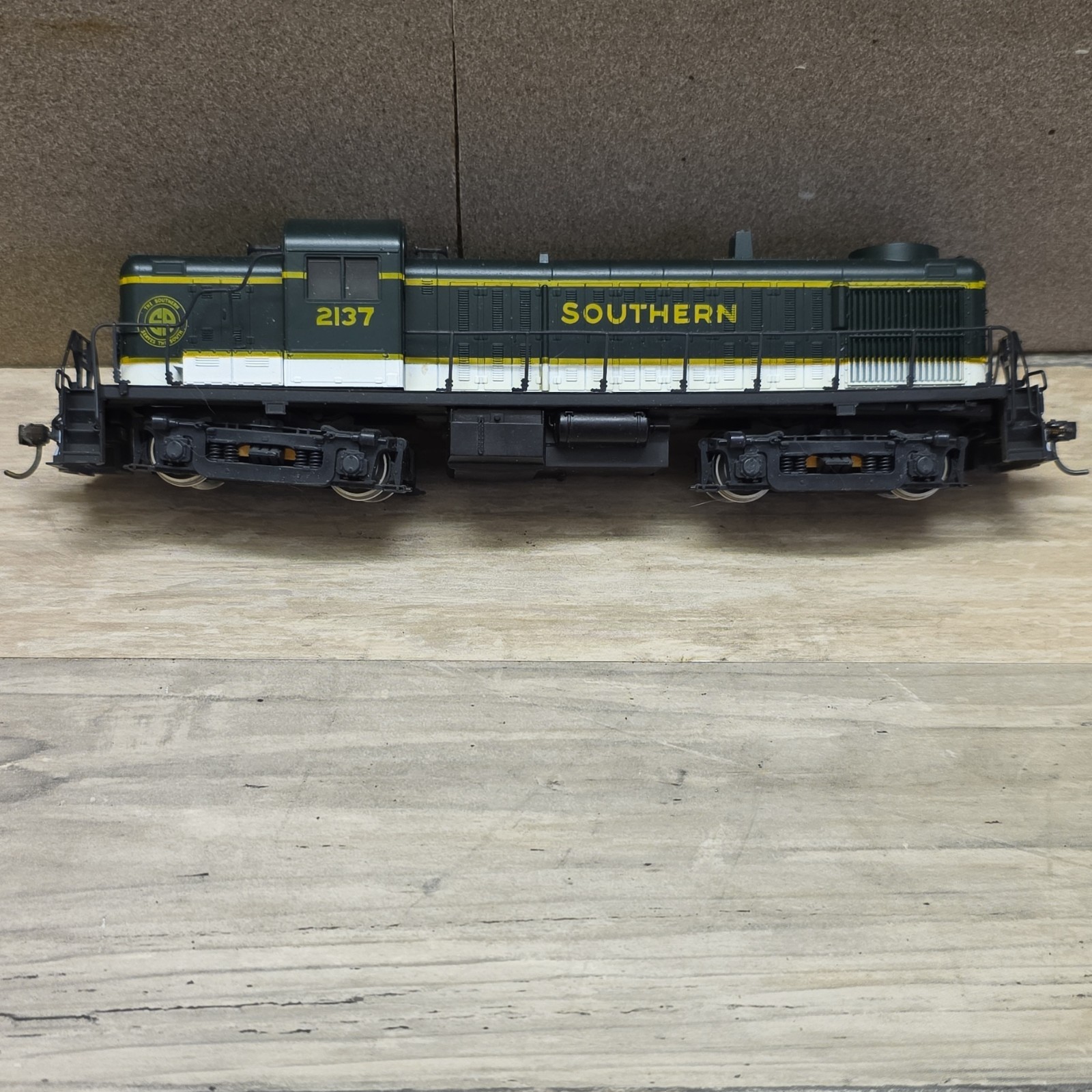 Athearn Southern HO Scale Diesel Locomotive Bo-Bo DC Analog 2-Rail 2137 No Box