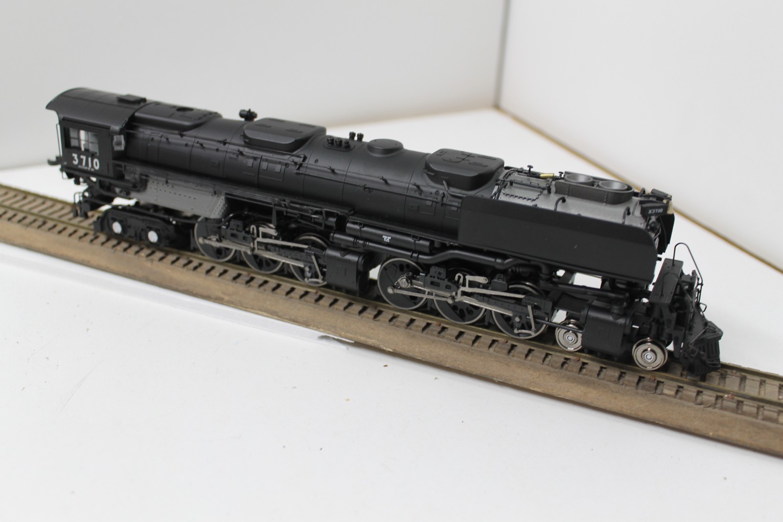 Athearn Genesis 97224 HO Scale 4-6-6-4 Challenger UP 3710 w/Sound Union Pacific