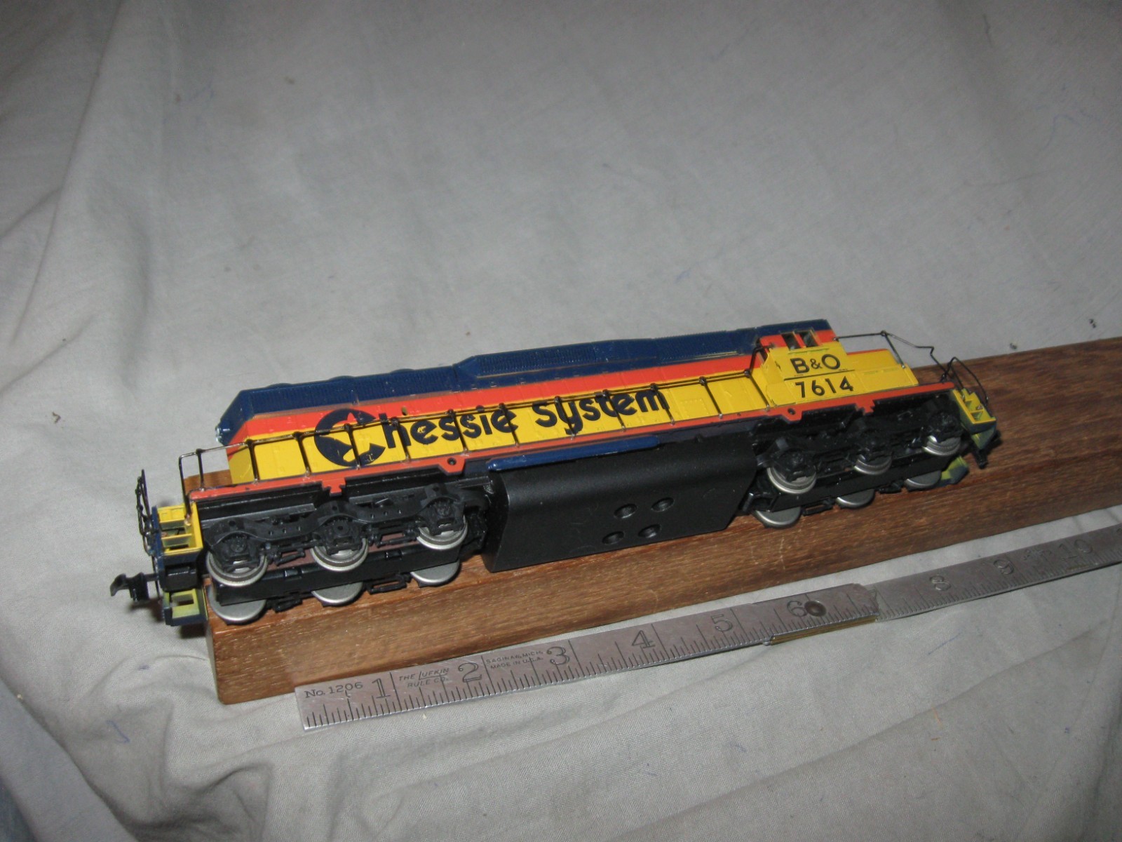X4704 HO ATHEARN CHESSIE SYSTEM B & O 7814 EMD SD40-2 DIESEL LOCO