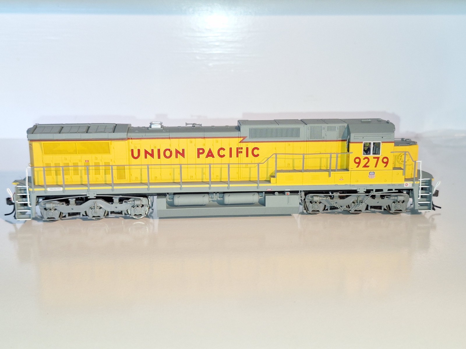Atlas 9664 DCC & QSI Sound, Union Pacific Dash 8-40C. As New cond. HO scale.Box