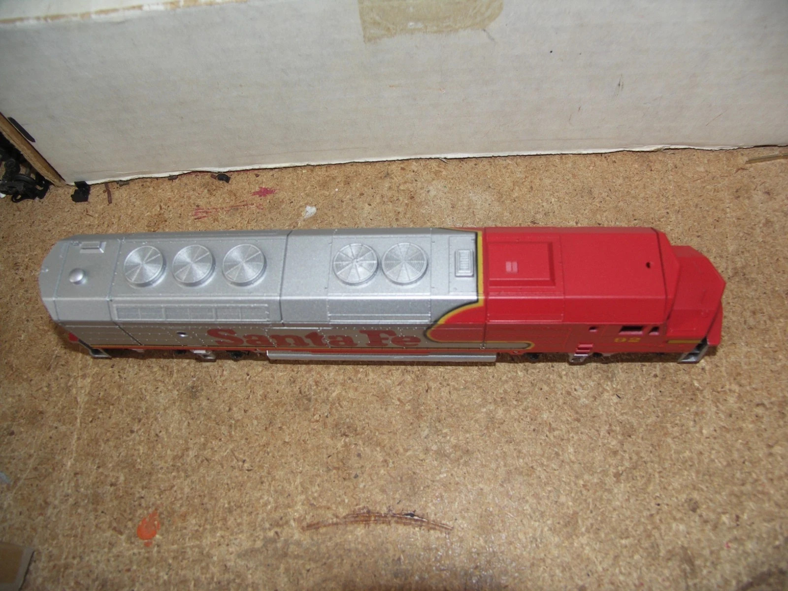 HO SCALE SANTA FE PASSENGER NON-POWERED FP-45 DIESEL LOCO, NEW/UNUSED/OB