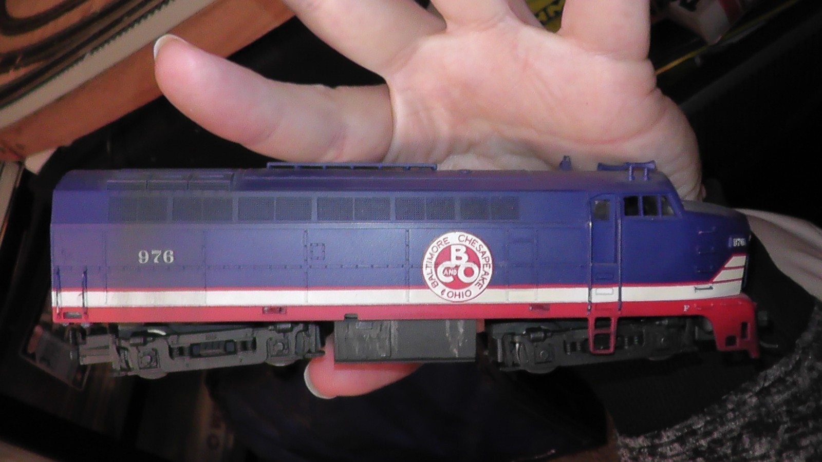 ho roco austria diesel locomotive baltimore & ohio chesapeake runs on track