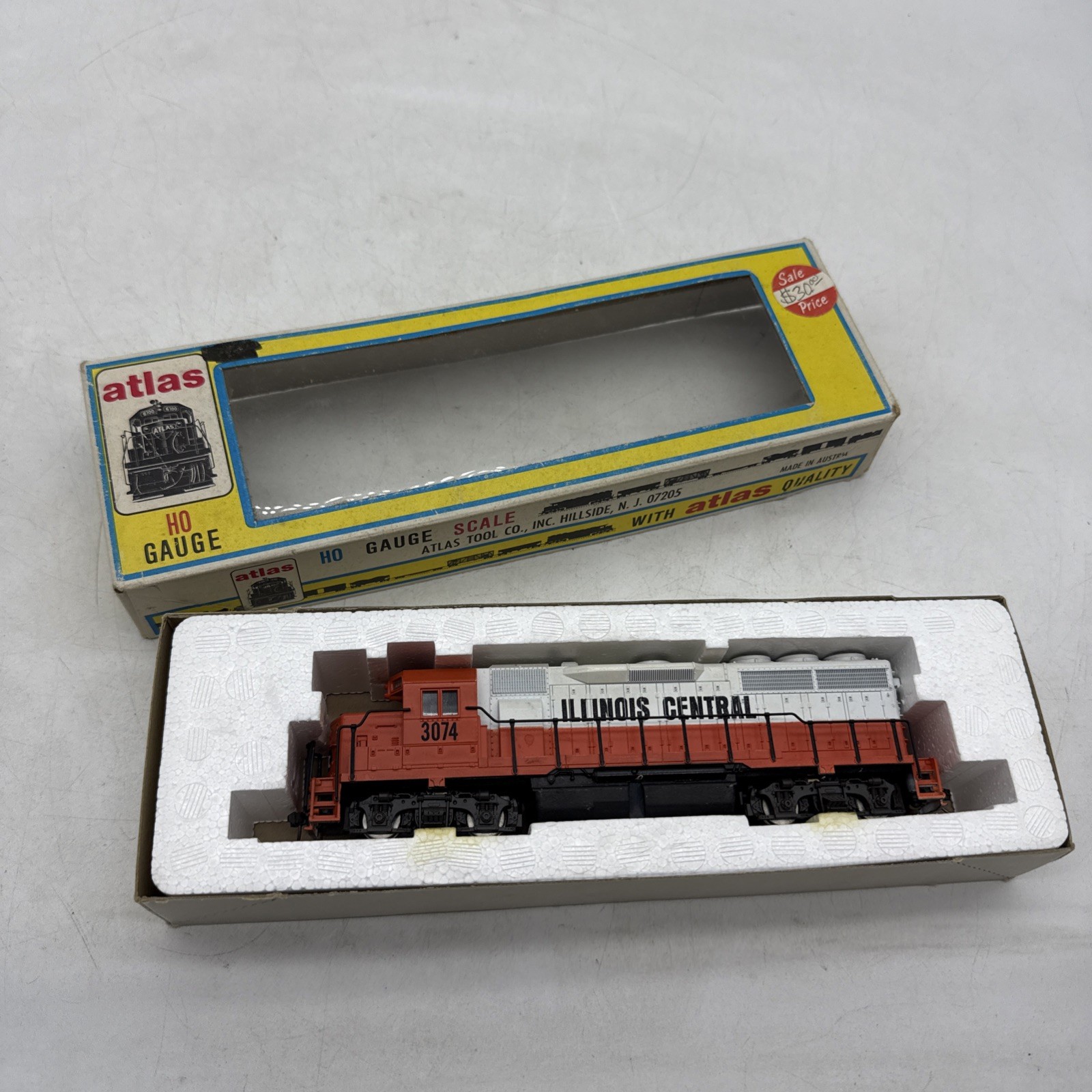 HO scale Atlas GP40 Motorized Illinois Central deisel #3074