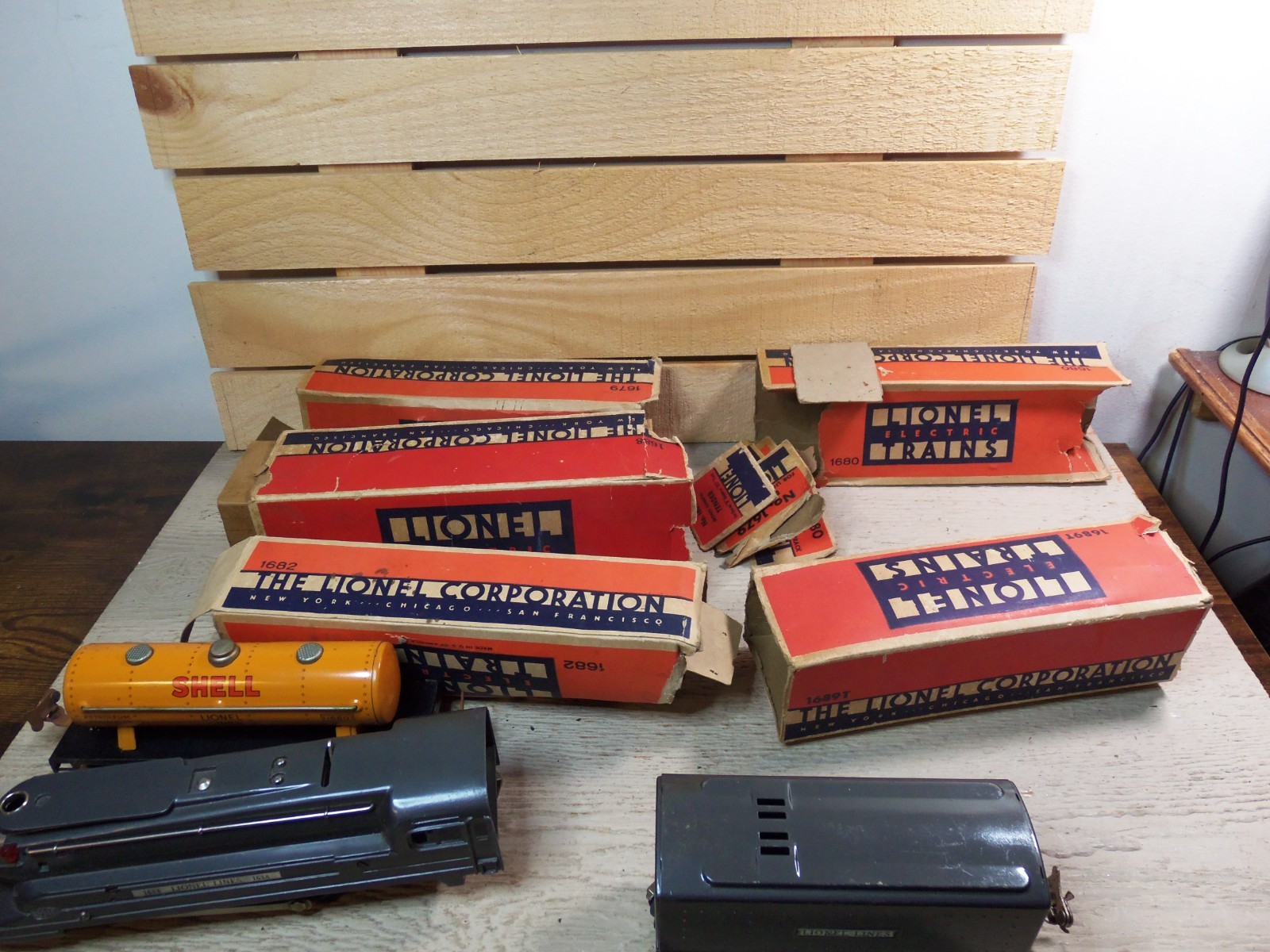 Vintage O 27 Lionel Lines 1688 Loco, Tender with 1679, 1680, and 1682 Tin Cars