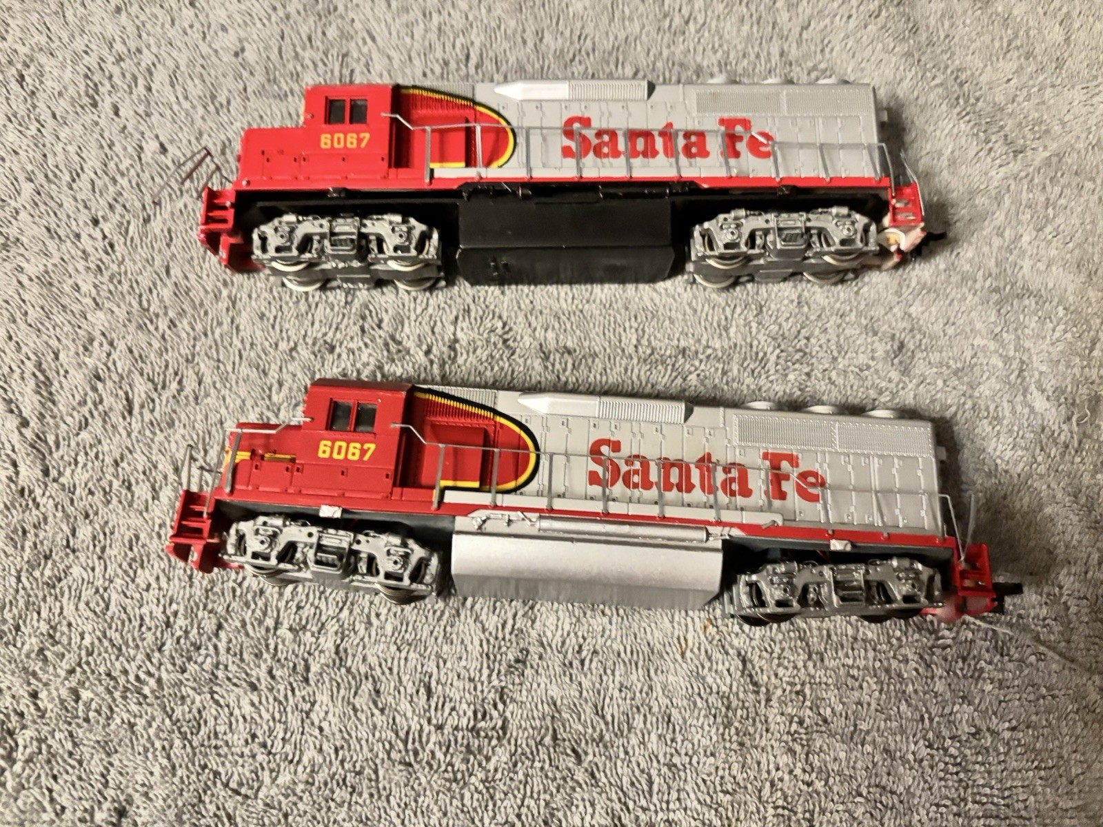 Lot Of 2 HO Scale Bachmann Santa FE 6067 Trains Come Apart See Description