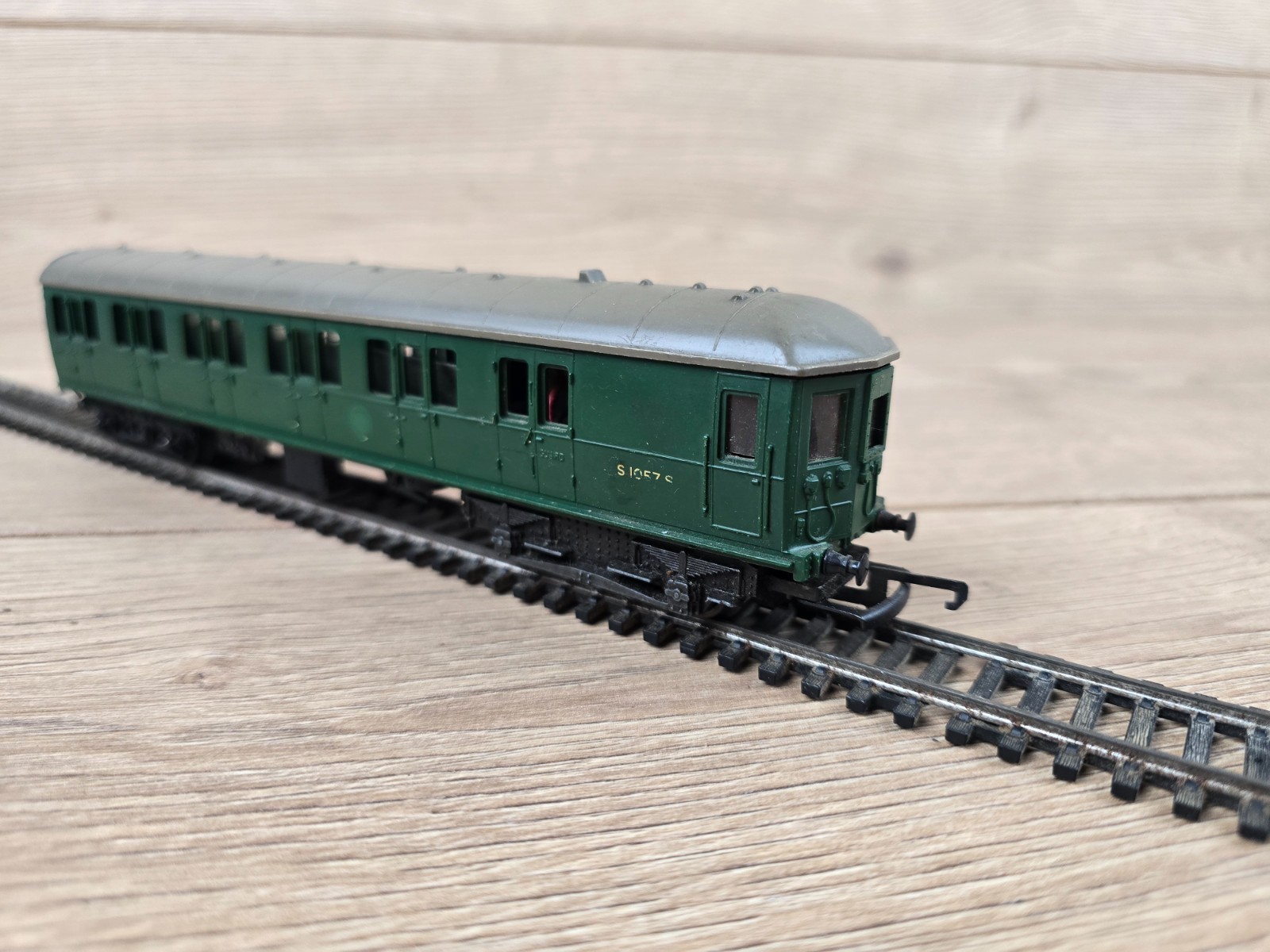 Triang Hornby R156 Southern Rail Suburban Motor Coach S1057S Green OO Gauge